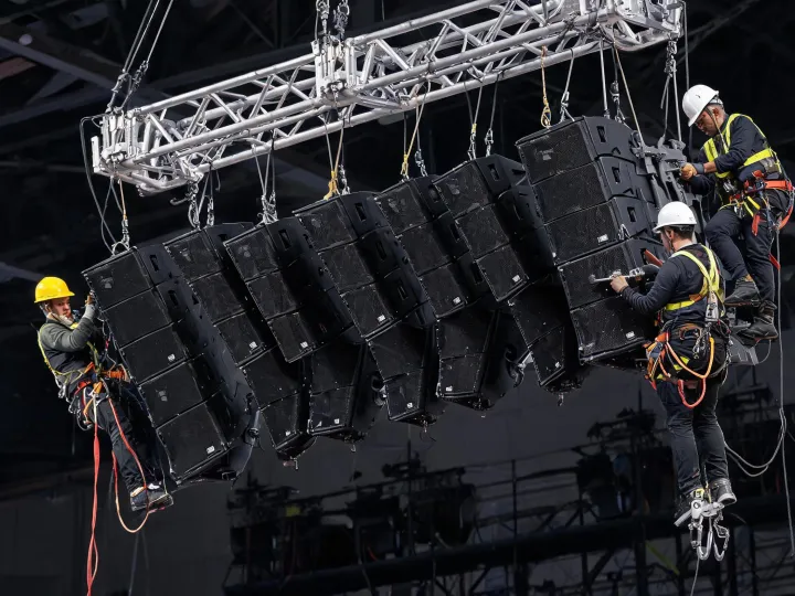 Touring array rigging configuration