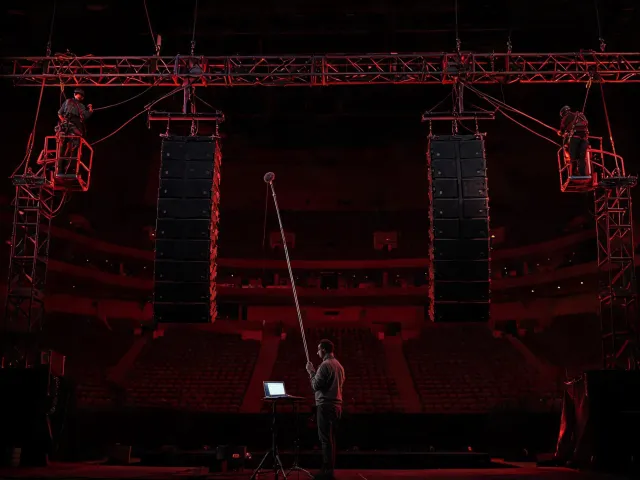 Touring stage with suspended loudspeaker arrays